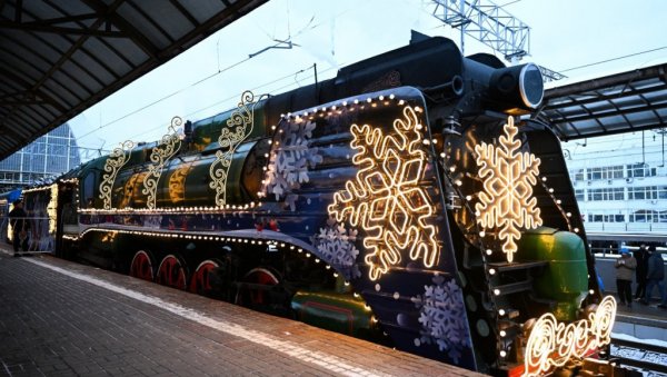 ПРАЗНИЧНА МАГИЈА МОЖЕ ДА ПОЧНЕ: Деда Мраз обилази Русију Транссибиром