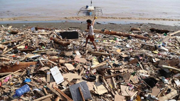 ТАЈФУН КАЛМАЕГИ ОДНЕО 188 ЖИВОТА: Нова суперолуја Уван стиже на Филипине