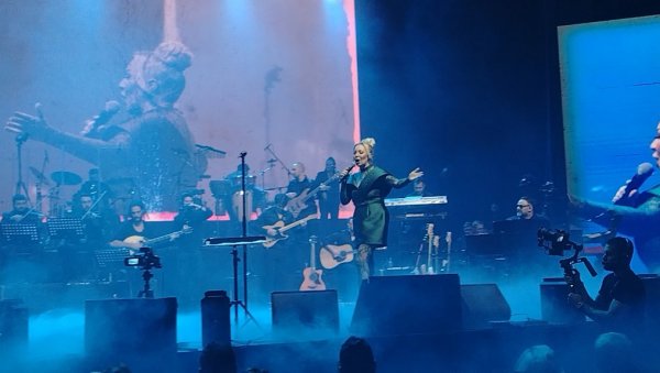 НАШЕ МАЛО И ВЕЛИКО СЛАВЉЕ: Ивана Селаков на првом солистичком концерту прославља два јубилеја - Круна моје каријере и рођендан (ФОТО)