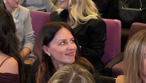 УДОВИЦА ДАРКА РАДОВАНОВИЋА ПРВИ ПУТ У ЈАВНОСТИ: Прелепа Маја у црнини дошла са ћерком на концерт Иване Селаков (ФОТО)