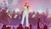 ZAHVALILA SE I ZAPALILA MASU: Emina Jahović održala veliki koncert, a na početku večeri se emotivno obratila publici (FOTO)