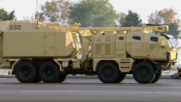 СРПСКА ХАУБИЦА НОРА Б-52НГ ЗАБЛИСТАЛА:  Војна парада у Бакуу - Азербејџан приказао моћ и савезнике
