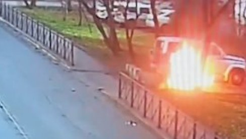 MLADIĆ ZAPALIO POLICIJSKO VOZILO: Kamere snimile vandalski čin tinejdžera (VIDEO)