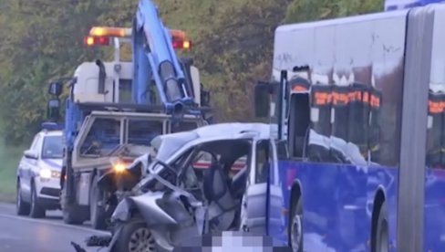 ПРВЕ СЛИКЕ СА МЕСТА ЈЕЗИВЕ НЕСРЕЋЕ КОД УМКЕ: Ауто смрскан до непрепознатљивости, једна особа страдала