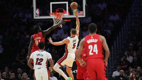 НИКОЛА ЈОВИЋ ДОМИНИРАО! Партија каријере Србина, као да је Јокићев дух у њега ушао (ВИДЕО)