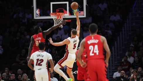 НИКОЛА ЈОВИЋ ДОМИНИРАО! Партија каријере Србина, као да је Јокићев дух у њега ушао (ВИДЕО)