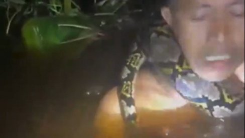 STRAVIČAN SNIMAK: Piton od šest metara mu se obmotao oko vrata - povukao ga u vodu sa čamca (VIDEO)