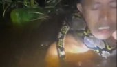 STRAVIČAN SNIMAK: Piton od šest metara mu se obmotao oko vrata - povukao ga u vodu sa čamca (VIDEO)