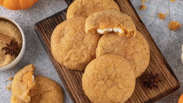 САВРШЕНИ ЈЕСЕЊИ КЕКСИЋИ МИРИШУ НА ЉУБАВ: Један састојак мења све, истопите га и додајте у смесу (РЕЦЕПТ)