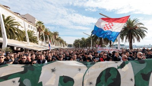 УСТАШКИ ПИР У СРЕД ПОДГОРИЦЕ: Навијачи из Хрватске пред полицијом величају црнокошуљаше  (ВИДЕО)