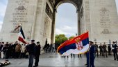 PONOSNO DRŽI STEG U SPOMEN SOLUNCIMA: Slađana Stamenović gotovo svakog dana nosi srpsku zastavu kod Trijumfalne kapije u Parizu