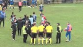 SKANDAL TRESE SRPSKI FUDBAL! Navijači uleteli u svlačioinicu i napali igrače gostujućeg tima, a onda je nastao totalni haos (VIDEO)