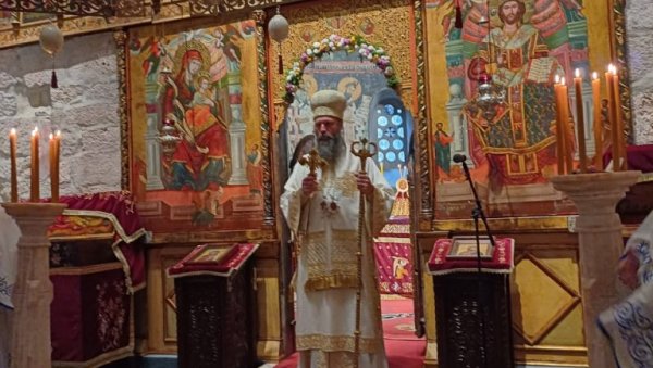 ОБЕЛЕЖЕНА ХРАМОВНА СЛАВА ПЕЋКЕ ПАТРИЈАРШИЈЕ: Литугрију служио епископ новобрдски Иларион у пристуству верног народа (ФОТО)
