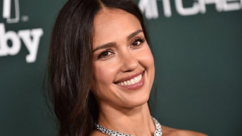 ОН ЈЕ НОВИ ДЕЧКО ЏЕСИКЕ АЛБЕ: Пар озваничио везу и на друштвеним мрежама (ФОТО)