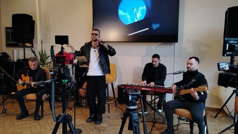 ДРАГАНА И НАТАША СУ НАШЕ ГОШЋЕ: Владан Магла бенд окткрио да ће им се оне придужити на сцени и зашто је био против свог првог хита (ФОТО)