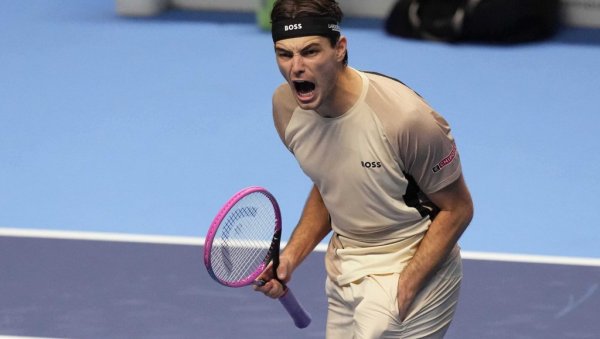 АЛКАРАЗ ЈЕ ОВО ПОМНО ПРАТИО: Тејлор Фриц и Лоренцо Музети имали занимљив двобој на АТП финалу у Торину