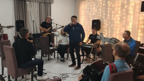 ЗАВРШНЕ ПРИПРЕМЕ: Новости на лицу места, на тонској проби са Халидом Муслимовићем пре велики концерт (ФОТО)