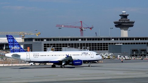 BROJE SE POVREĐENI NA AERODROMU KOD VAŠINGTONA: Vozilo za prevoz putnika se zakucalo u dok, nastao haos