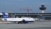 БРОЈЕ СЕ ПОВРЕЂЕНИ НА АЕРОДРОМУ КОД ВАШИНГТОНА: Возило за превоз путника се закуцало у док, настао хаос