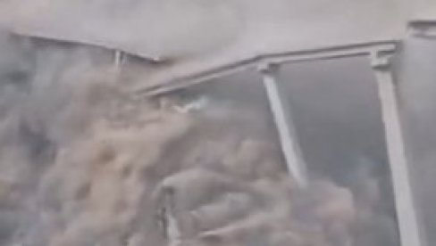 СРУШИО СЕ НОВООТВОРЕНИ МОСТ: Велике падавине изазвале пукотине, још се не зна има ли жртава после драме у Сечуану (ВИДЕО)