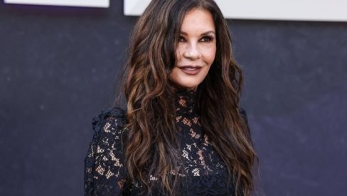 ОБУКЛА МИНИЋ У ШЕСТОЈ ДЕЦЕНИЈИ, КАДА ЈЕ ЗАКОРАЧИЛА НА ЦРВЕНИ ТЕПИХ - СВИ СУ ЗИНУЛИ: Ко би овој жени дао 56 година? (ФОТО)