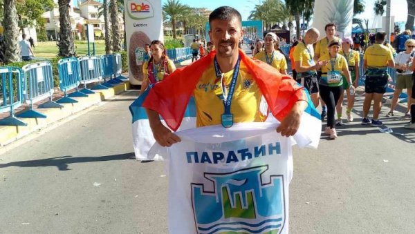 ПАРАЋИНАЦ НА ПОЛУМАРАТОНУ У ШПАНИЈИ: Саша Петровић не посустаје у својој мисији (ФОТО)