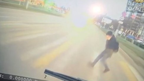 ДЕЧАК (10) ПОГИНУО ДОК ЈЕ ПРЕЛАЗИО УЛИЦУ: Малишан причао на телефон, а онда је на њега налетео аутобус