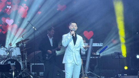 ВЕЧЕ ПУНО ЕМОЦИЈА И МЛАДАЛАЧКЕ ЕНЕРГИЈЕ: Бењамин Кличић први гост Халида Муслимовића (ФОТО/ВИДЕО)