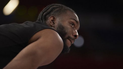 МУК У ПИРЕЈУ: Еванс се након годину и по дана вратио на паркет, па се одмах поново повредио (ВИДЕО)