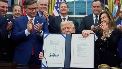 ОКОНЧАНА ИСТОРИЈСКА БЛОКАДА ДУГА 43 ДАНА: Трамп потписао закон о финансирању владе