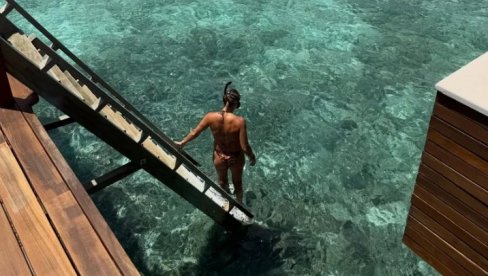 TENISKA SEKS BOMBA! Arina Sabalenka grmi u tanga kupaćem na Maldivima
