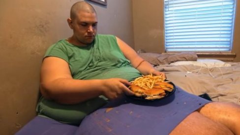 СМРШАО 300 КИЛОГРАМА: Девојка га оставила када је имао 408