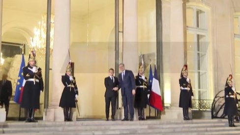 VUČIĆ SE SASTAO SA MAKRONOM: Svečani doček za predsednika Srbije