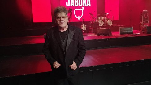 DVOSTURKO IZNENAĐENJE: Crvena jabuka pevala u čast Halidu Bešliću, a Žeri se na sceni pridužio i Željko Samardžić (FOTO)