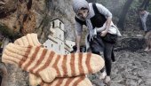 OBIČAJ STAR VEKOVIMA - POŠTUJU GA HRIŠĆANI I MUSLIMANI: Zašto pod Ostrog vernici dolaze bosi i nose VUNENE ČARAPE na dar?