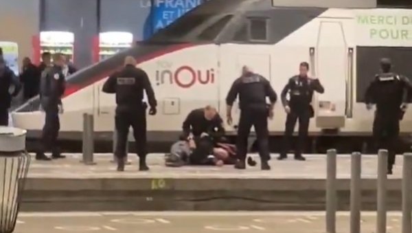 ПРВИ СНИМЦИ ПУЦЊАВЕ ИЗ ПАРИЗА: Витлао ножем, полиција отворила ватру (ВИДЕО)