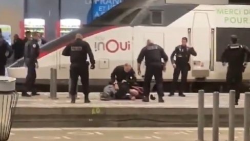 PRVI SNIMCI PUCNJAVE IZ PARIZA: Vitlao nožem, policija otvorila vatru (VIDEO)