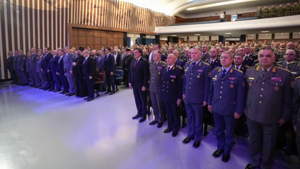 МИНИСТАР ГАШИЋ ПРИСУСТВОВАО ОБЕЛЕЖАВАЊУ ДАНА КОПНЕНЕ ВОЈСКЕ: Сви успеси које сте до сада постигли резултат су знања, искуства, усавршавања