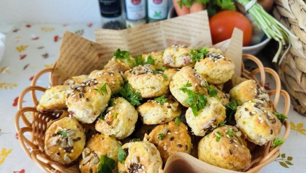 СЛАНИ ЗАЛОГАЈЧИЋИ СА ПАНЧЕТОМ И КАЧКАВАЉЕМ: Рецепт за хрскаво пециво