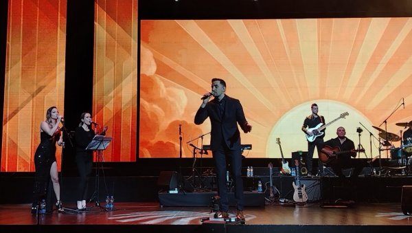 САМО ЗА ЊЕГА И У ЊЕГОВУ ЧАСТ: Мирза Селимовић део концерта посветио Халиду Бешлићу (ФОТО)