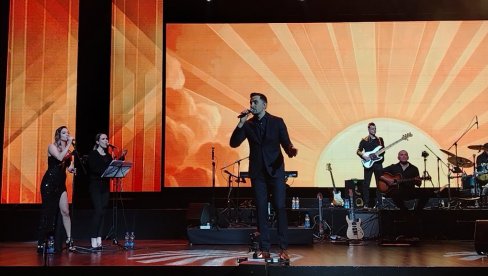 SAMO ZA NJEGA I U NJEGOVU ČAST: Mirza Selimović deo koncerta posvetio Halidu Bešliću (FOTO)