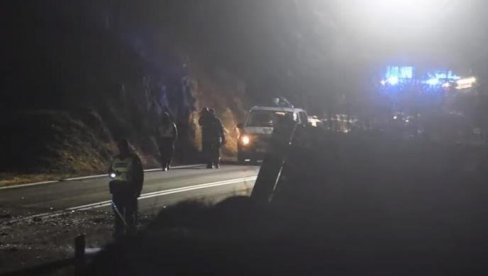 TRI OSOBE ZAROBLJENE U SMRSKANOM AUTOMOBILU: Timovi hitne medicinske pomoći i policije izvlačili povređe iz oštećenog vozila