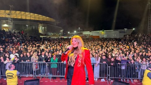 MI TE VOLIMO: Najmlađi fanovi ganuli Viki Miljković nakon koncerta u Dimitrovgradu (FOTO)