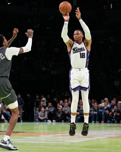 УЗАЛУД ПОКУШАВА: Вестбрук се труди, али питање је времена када ће га Јокић сустићи