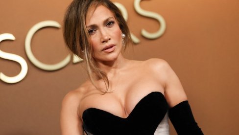 HOLIVUD NA NOGAMA: DŽenifer Lopez ukrala svu pažnju u dramatičnoj haljini i sa frizurom koju će mnogi da kritikuju (FOTO)