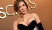 ХОЛИВУД НА НОГАМА: Џенифер Лопез украла сву пажњу у драматичној хаљини и са фризуром коју ће многи да критикују (ФОТО)