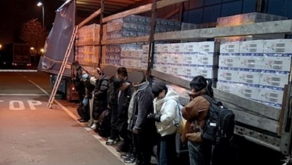 У КАМИОНИМА ОТКРИВЕНО 19 МИГРАНАТА: На граничном прелазу Шид спречен покушај две групе да неопажено пређу границу