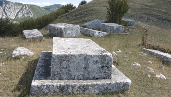 СА БЕЛЕГА БРИШУ СРПСКО ПОРЕКЛО: Како су хрушћански средњовековни споменици у науку угурани под именом стећци