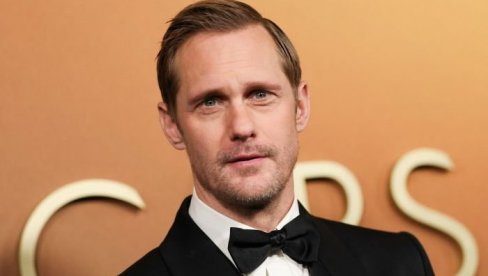 ЧУВЕНИ ГЛУМАЦ ДОШАО СА ЦРВЕНИМ НОКТИМА НА ДОДЕЛУ НАГРАДА: Ово није први пут да користи женске детаље (ФОТО)