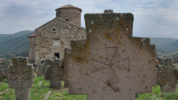 КРСТ И ЋИРИЛИЦА КРУНСКИ ДОКАЗИ ДА СУ МРАМОРИ СРПСКИ : Како су хришћански средњовековни споменици у науку угурани под именом стећци (2)